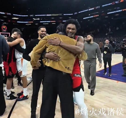 火箭官推：约基奇赛前与杰夫-格林相拥交流
